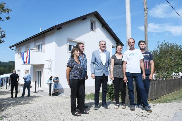 Jabukovac: Šesteročlanoj obitelji uručeni ključevi kuće nakon što je njihova uništena u potresu