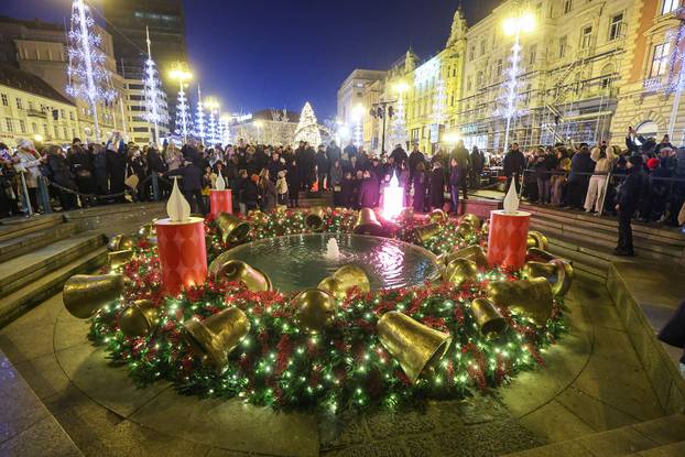 Zagreb: Paljenje prve adventske svije?e