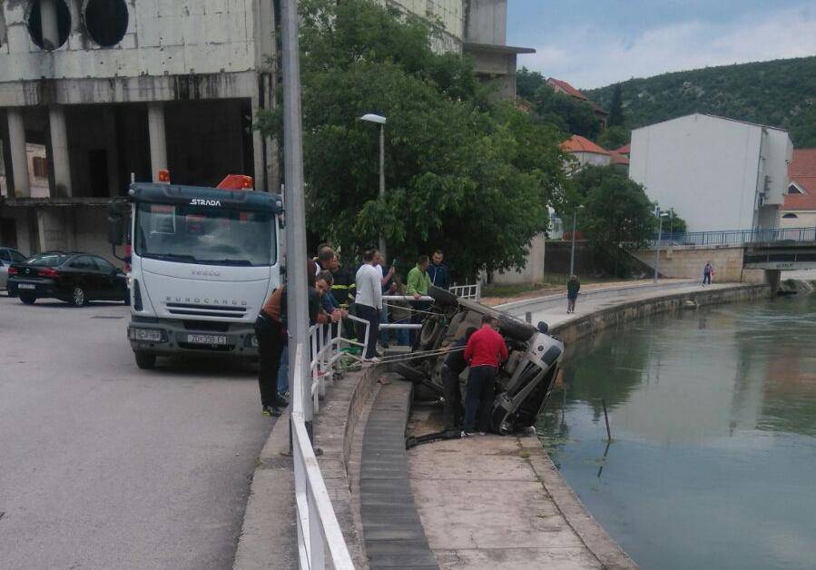 Probio ogradu pa Citroenom skoro sletio u hladnu Zrmanju