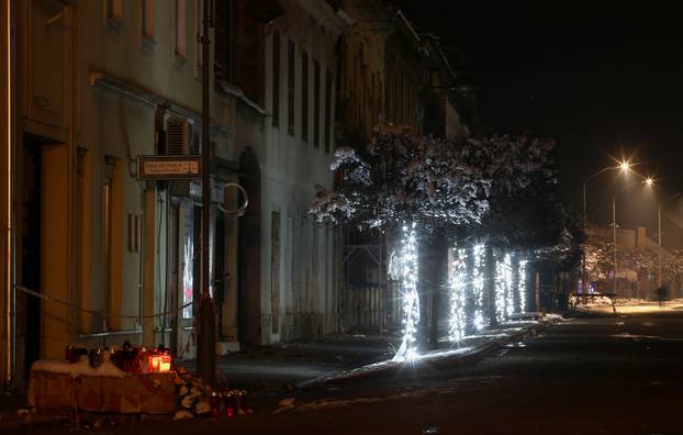 Noćne fotografije centra Petrinje dva tjedna nakon potresa