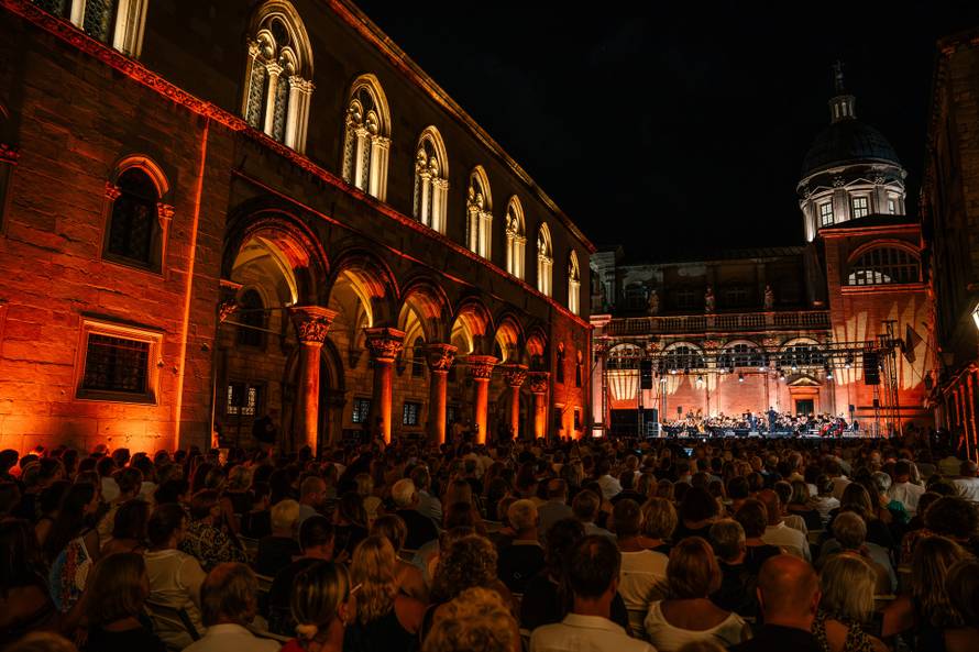 Večer vrhunske glazbe i ovacije za legendarnog tenora: Jose Carreras oduševio Dubrovnik