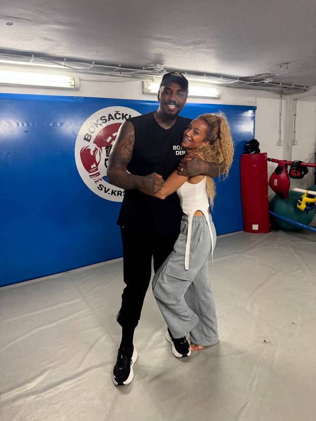 FOTO Incident u studiju Lige prvaka: Voditeljici pukla uska haljina, Henryju su 'bježale oči'