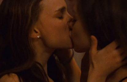 Strastveni poljubac Natalie Portman i M. Kunis u filmu