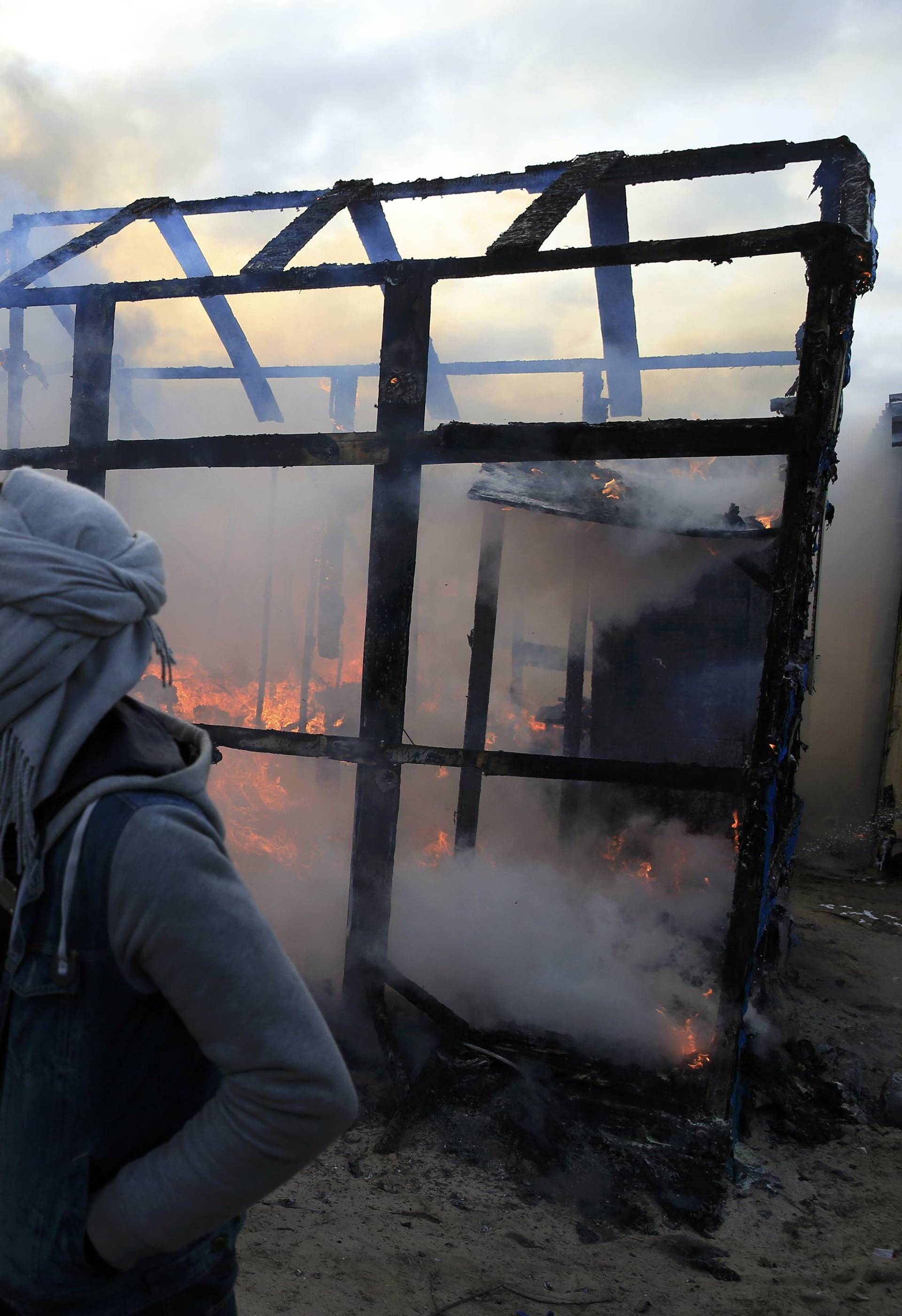 Kaotično u izbjegličkoj džungli: Kamp Calais nestaje u plamenu