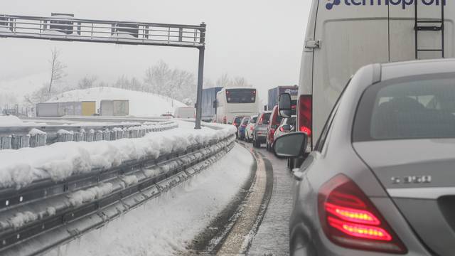 Kaos zbog ledene kiše: Vozi se usporeno, neke ceste zatvorene
