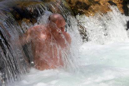 Osvježenje od vrućine neki su pronašli kupanjem u Mrežnici
