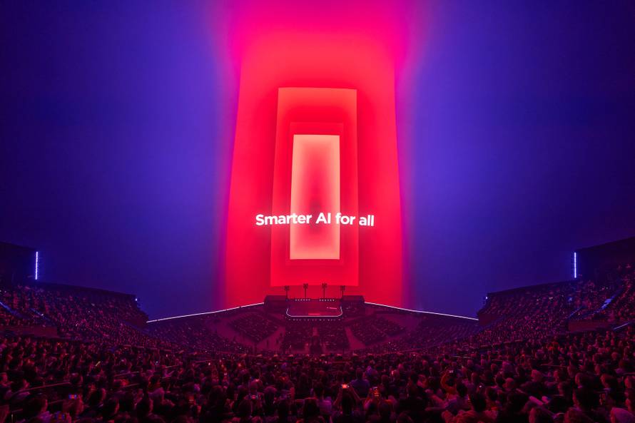 Ovaj laptop ima ekran koji se savija i može vas pratiti po sobi