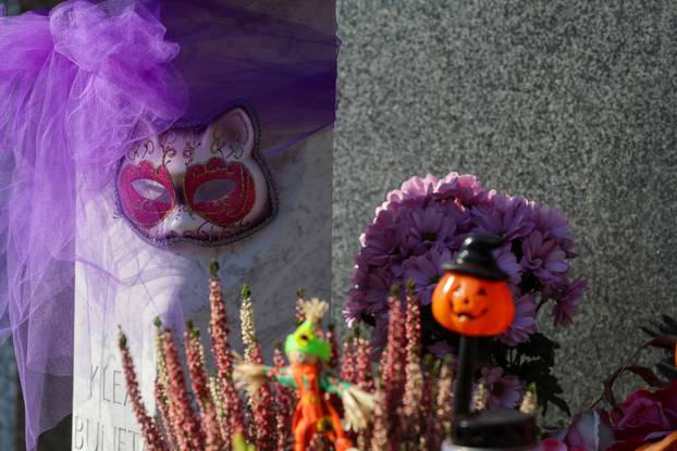 Zagreb: Grob obitelji ukrašen raznim figuricama Noći vještica
