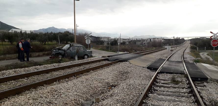Vozač prošao bez ozljeda, vlak smrskao auto u Kaštel Sućurcu