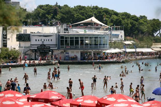Split: Turisti preplavili plaÅ¾u BaÄvice traÅ¾eÄi osvjeÅ¾enje