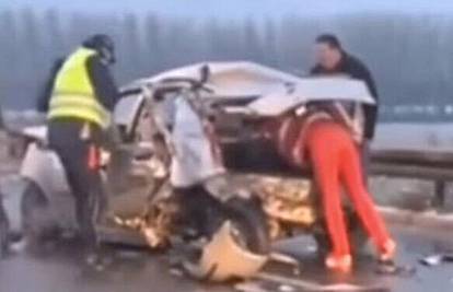 VIDEO Mlada doktorica iz Srbije postala hit: Uvukla se u gepek da spasi ozlijeđenog vozača