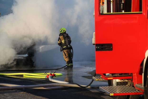Zagreb: Požar kombi vozila na  Aveniji Većeslava Holjevca
