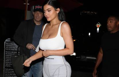 Kylie Jenner izašla u tajicama i grudnjaku: 'Kao da ima pelene'