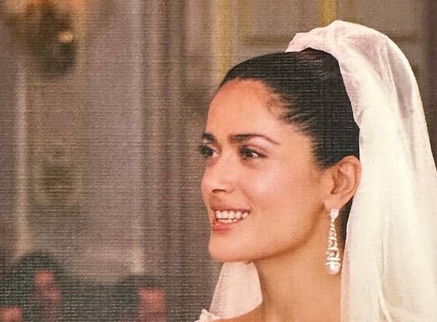 Salma Hayek prošetala crvenim tepihom sa suprugom: Privukla poglede u neobičnoj haljini...