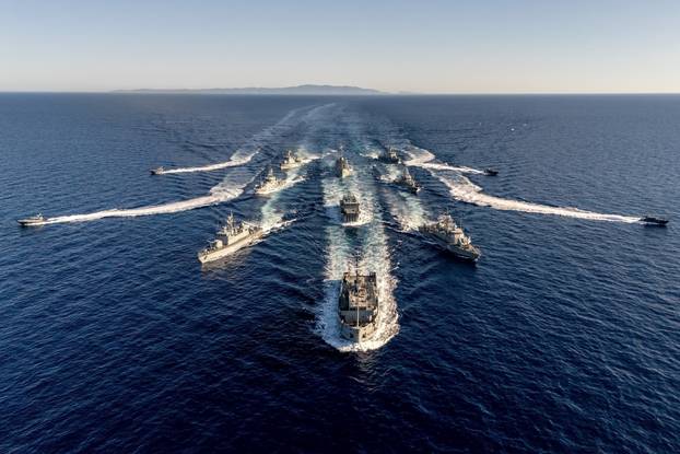 Split: Pogled iz zraka na Hrvatsku ratnu mornaricu koja izvodi vježbu za vojni Mimohod 2025. 