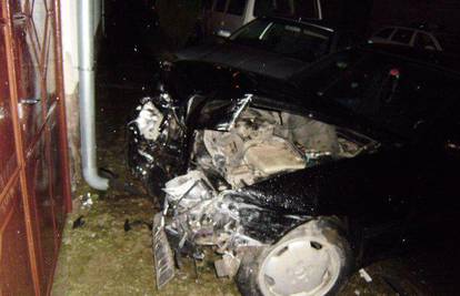Vozač pijan prebrzo vozio pa oštetio tri automobila
