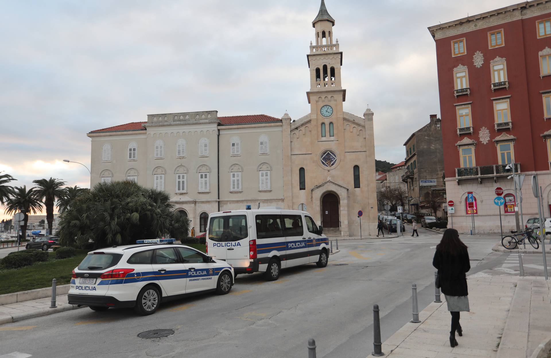 Split: Lampioni i cvijeće na trgu na Šperunu kao podsjetnik na trostruko ubojstvo