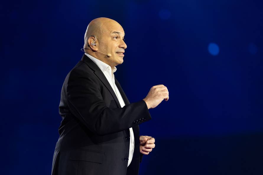 Ovaj laptop ima ekran koji se savija i može vas pratiti po sobi