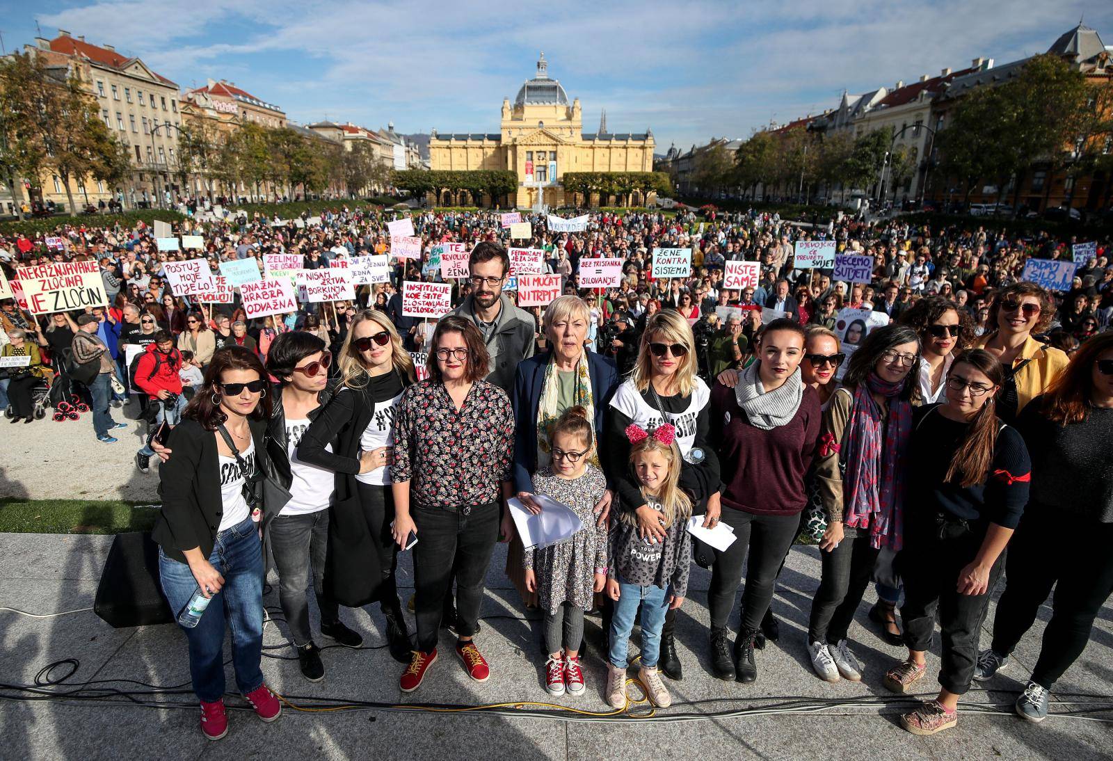 Zagreb: Na Trgu kralja Tomislava odrÅ¾an prosvjed "Pravda za djevojÄice"