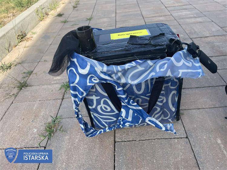 Predatori na plažama: Kamerice skrivaju u satove, torbe, olovke