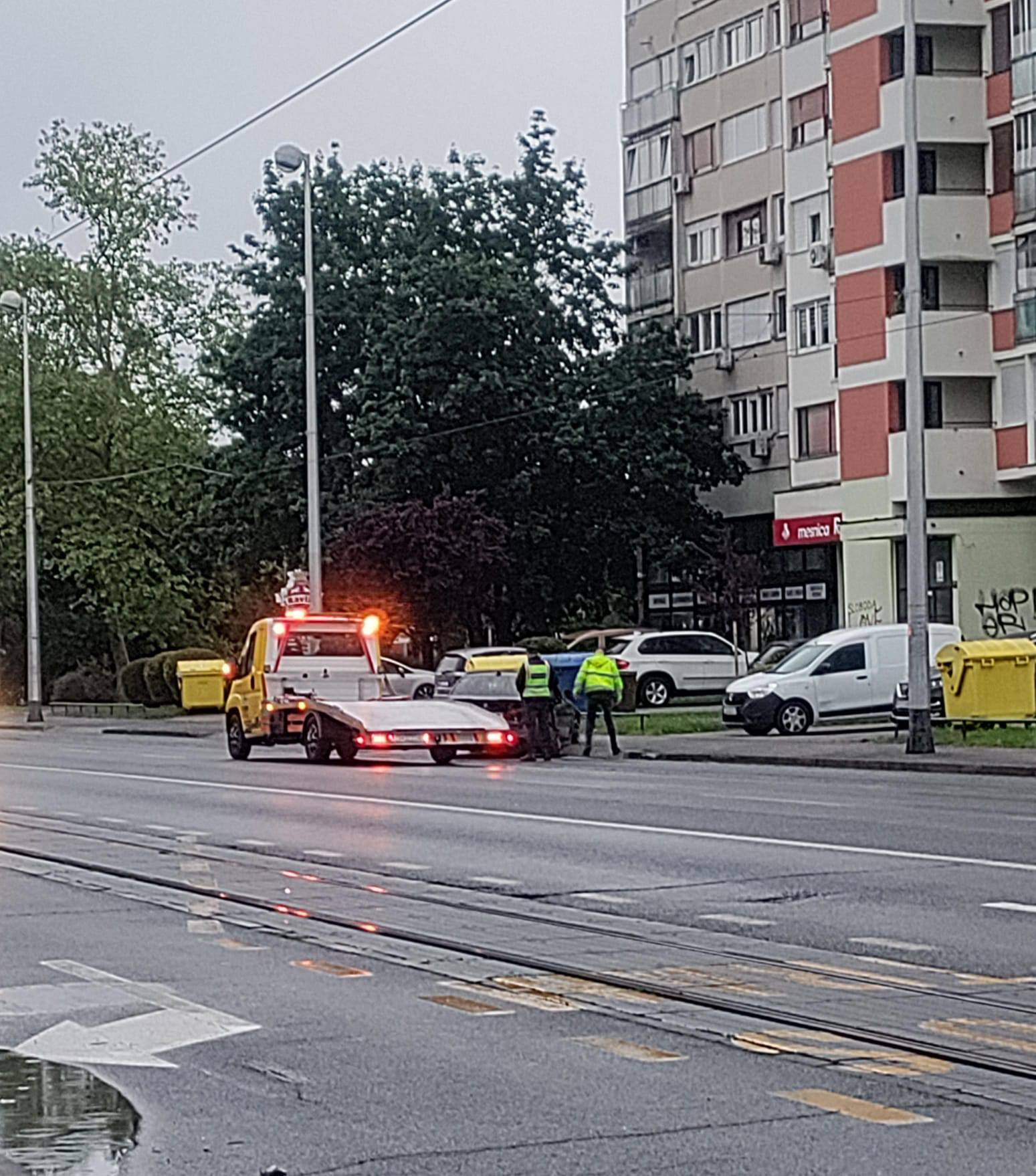 FOTO Detalji jutarnjeg kaosa u Dubravi: Nakon sudara guma  završila na tramvajskoj stanici!