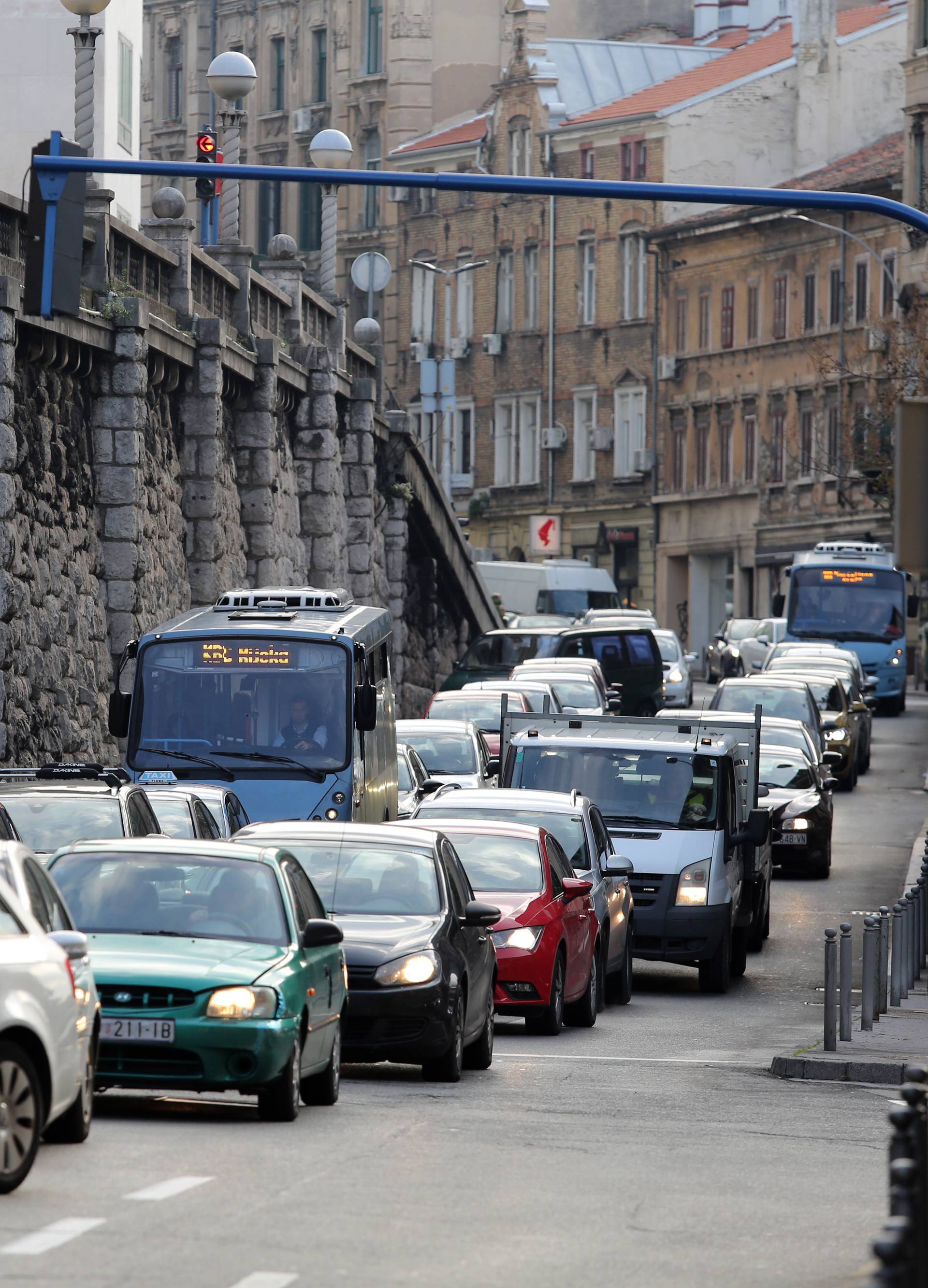 Rijeka: GuÅ¾va u prometu zbog zatvorene AdamiÄeve ulice nakon uruÅ¡avanja skele