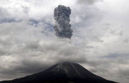 Eruptirao vulkan u Indoneziji, evakuirali su više od 1000 ljudi