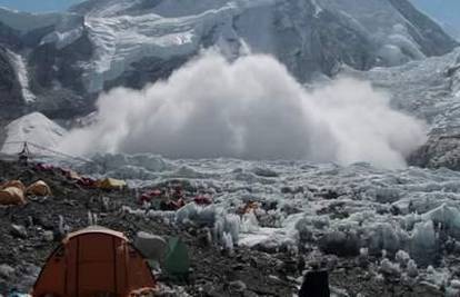 Lavina zamalo ubila naše alpinistice na Mt. Everestu 