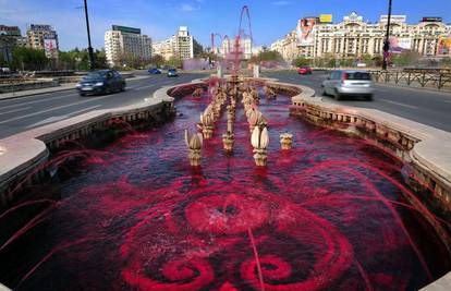 Iz vodoskoka u Bukurešu teče voda boje krvi