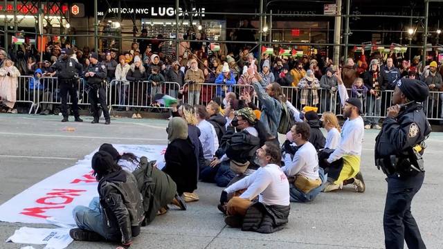 Pro-Palestinian protest blocks Thanksgiving parade in New York