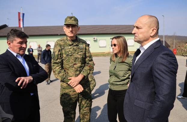 Ministar Anušić i general Kundid na prvom danu TVO-a na Slunju