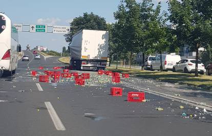 'Iz kamiona su ispadale gajbe, staklo je bilo posvuda na cesti'