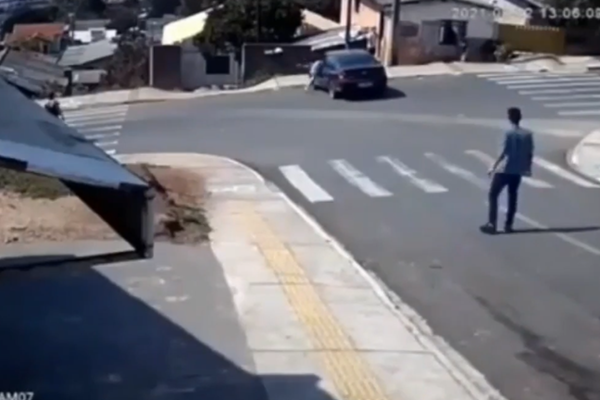 VIDEO Heroj uskočio u auto i zaustavio ga prije udara u kuće