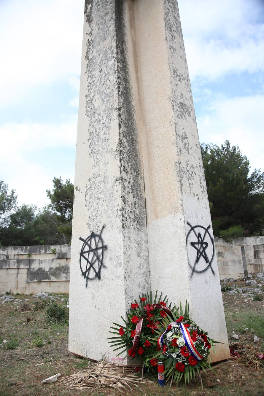 Šibenik: Išarani spomenici uoči polaganja vijenaca povodom Dana antifašističke borbe na Šubićevcu