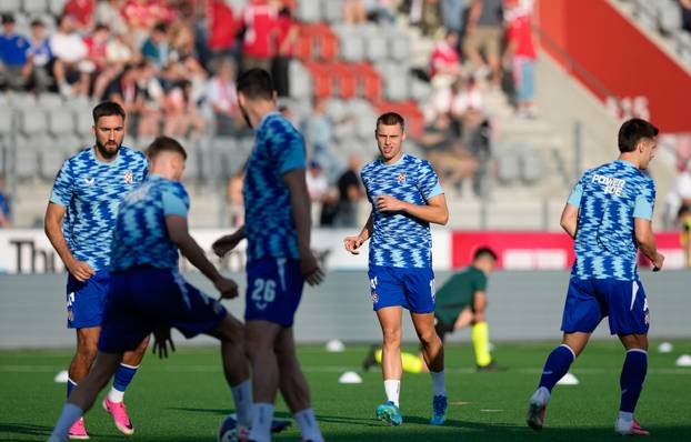 Thun: Zagrijavanje igrača prije početka utakmice FC Thun - GNK Dinamo