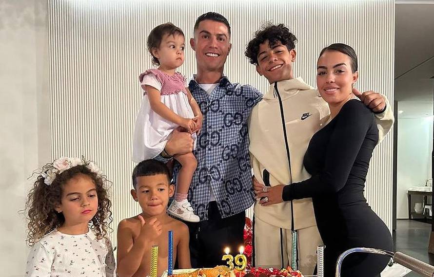 Iranske novine 'fotošopirale' su ovu fotku zbog Georgine. Vidite li zašto? 'Jako će se uzrujati!'