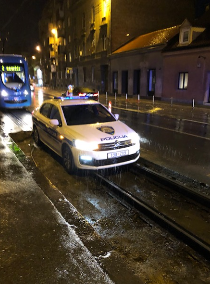 Zagreb: Vjetar srušio znakove, policijski auto upao u tračnice