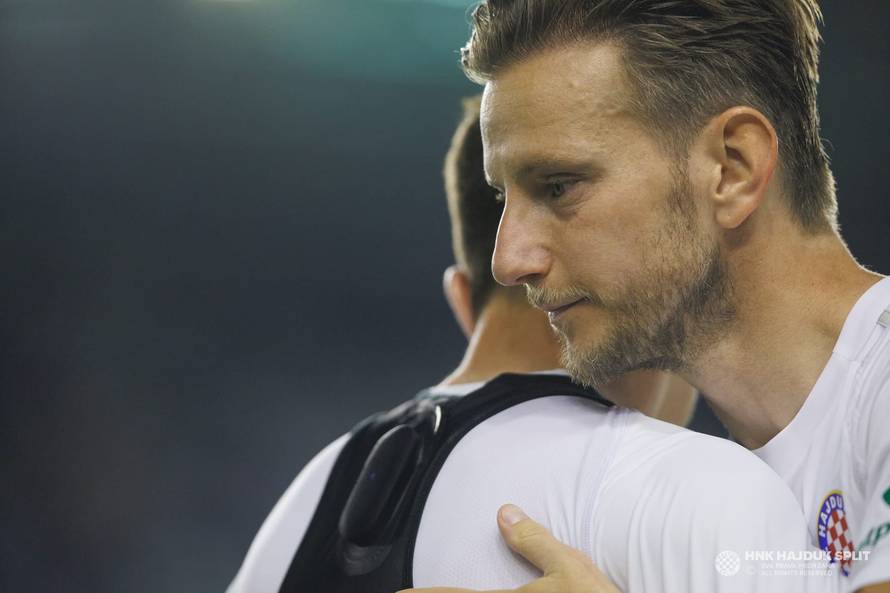 Što je bilo Rakitiću? Veznjak Hajduka ostao sjediti sam na klupi i neutješno zaplakao...