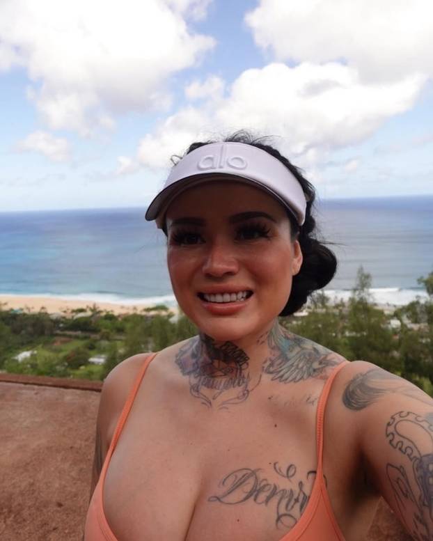 Bujna Kata: Tata joj je bio narko šef, a ona tetovira slavne face: 'Operacije? Samo koža i pupak'