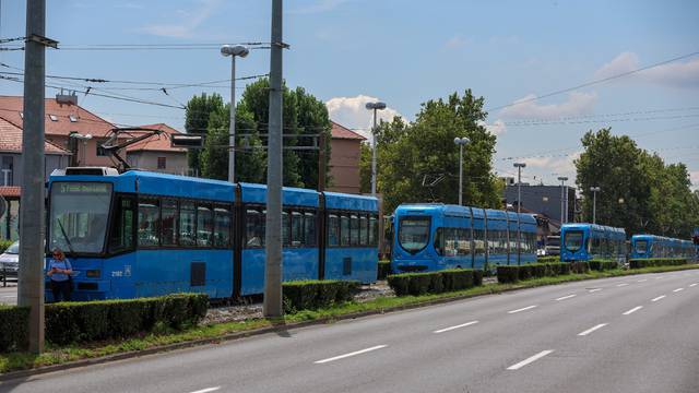 VIDEO Kamion pokidao žice: Evo gdje su sad zagrebački tramvaji i kojim pravcima prometuju