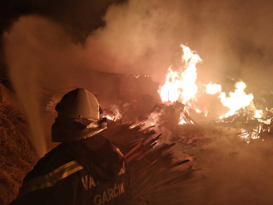 Mještani strahovali za kuće: Zapalila se pilana u Trnjanima