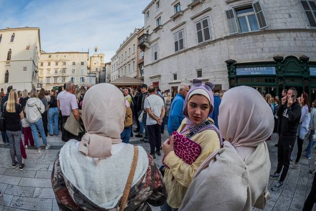 Split: Građani se okupili u spomen na Halida Bešlića na gradskoj Pjaci