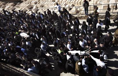 Tisuće ljudi u Izraelu ispratilo ubijenog  učitelja i troje djece