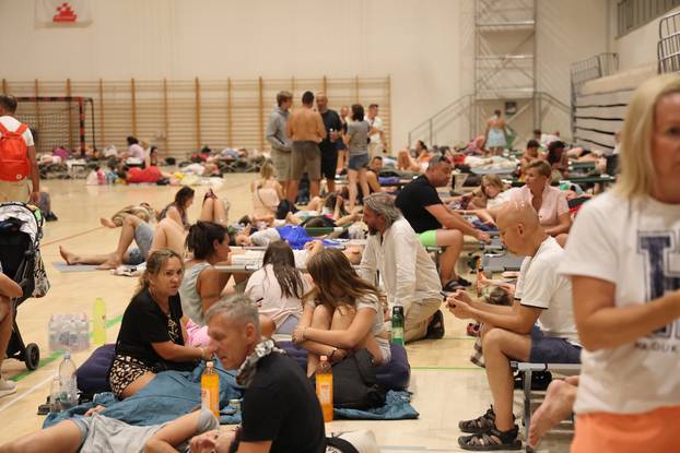 Omiš: Mještani i turisti prenoćili u gradskoj sportskoj dvorani Ribnjak
