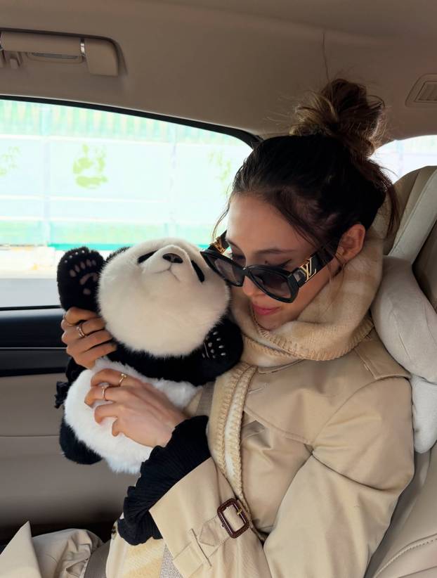 FOTO Ova olimpijka može sve. Na skijama osvaja medalje, a u tangicama podsjeća da je model