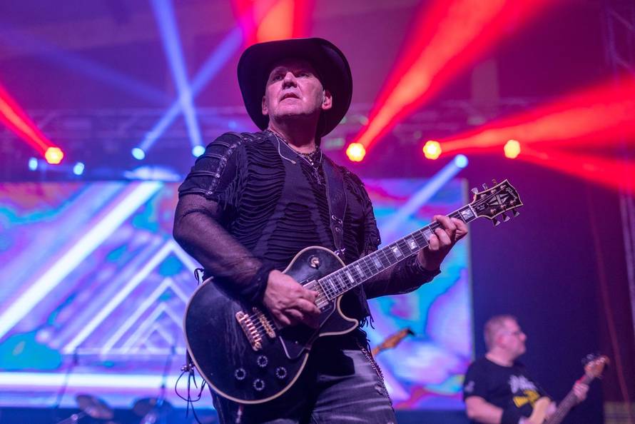 Županja: 13. božićni koncert Opće Opasnosti i prijatelja