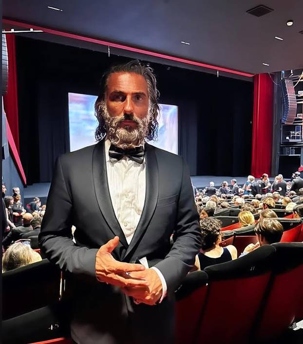 FOTO Zove se Zeus i izgleda kao bog: Ovaj muškarac je trenutno najpoželjniji na internetu!