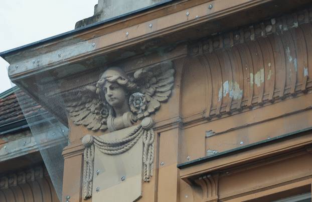 Zagreb: Kipovi na Domu Trgovačko-obrtničke komore zavezani s gurtnama radi sigurnosti