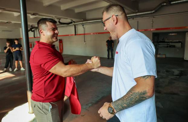 Stipe Miočić prvi se put u životu spustio niz šipku u vatrogasnoj postrojbi Zagreb