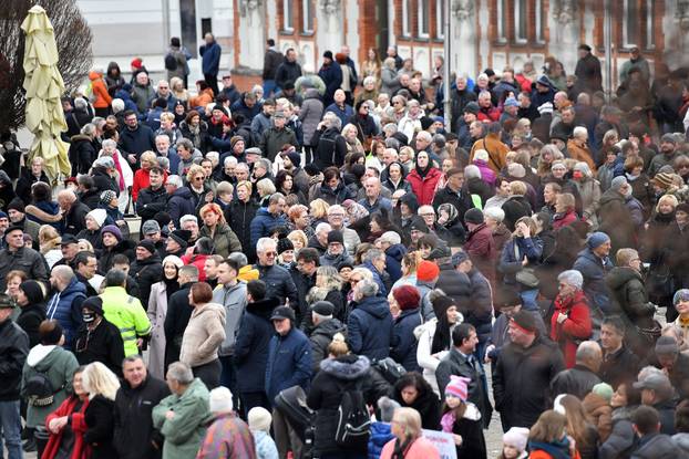 Na Trgu Republike u Čakovcu održan prosvjed u znak podrške kirurzima